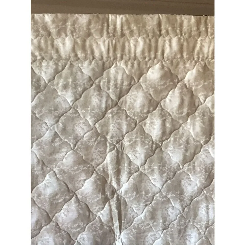 NWT. Hand Crafted Honey Bees Quilt